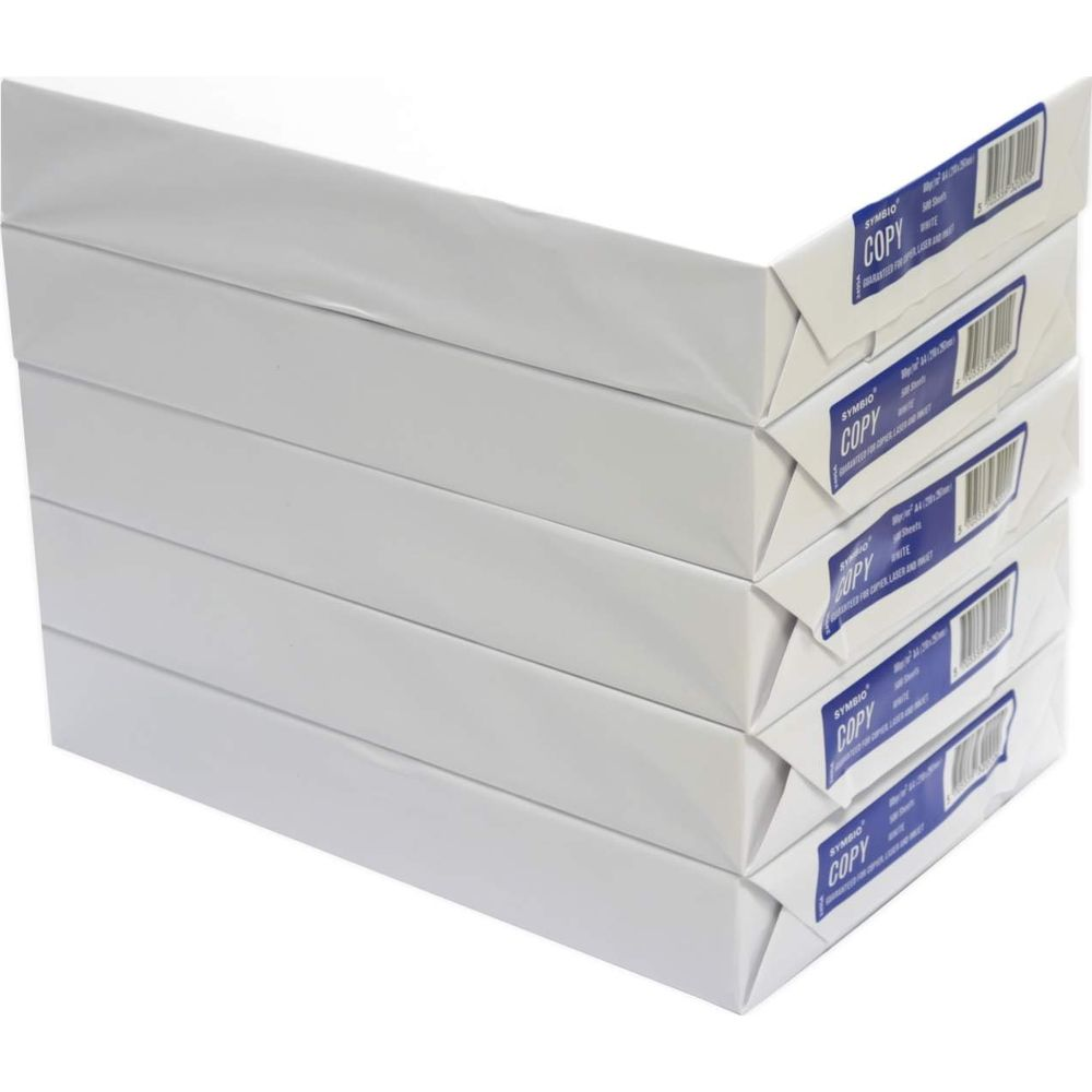Cinq ramettes de papier copie blanc empilées sur fond blanc.