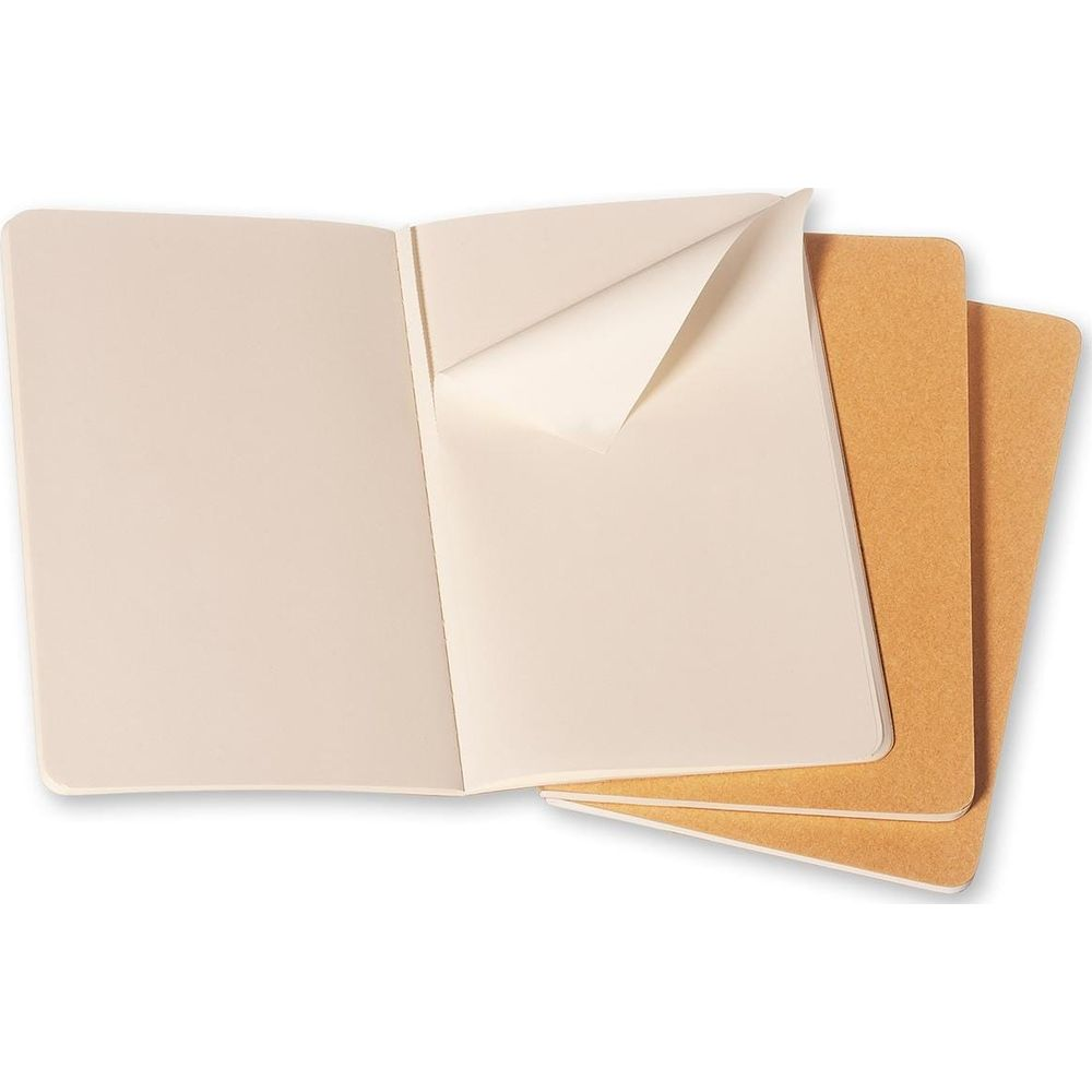Carnet ouvert avec pages crème et couvertures marron sur fond blanc.