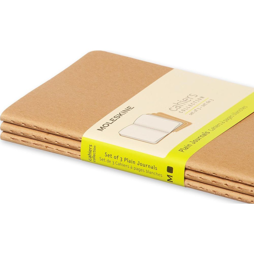 Une pile de carnets Moleskine marron avec un bandeau jaune et une impression.