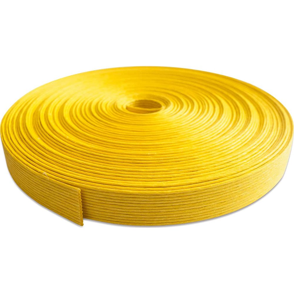 Un rouleau serré de ruban de raphia jaune vif sur fond blanc.