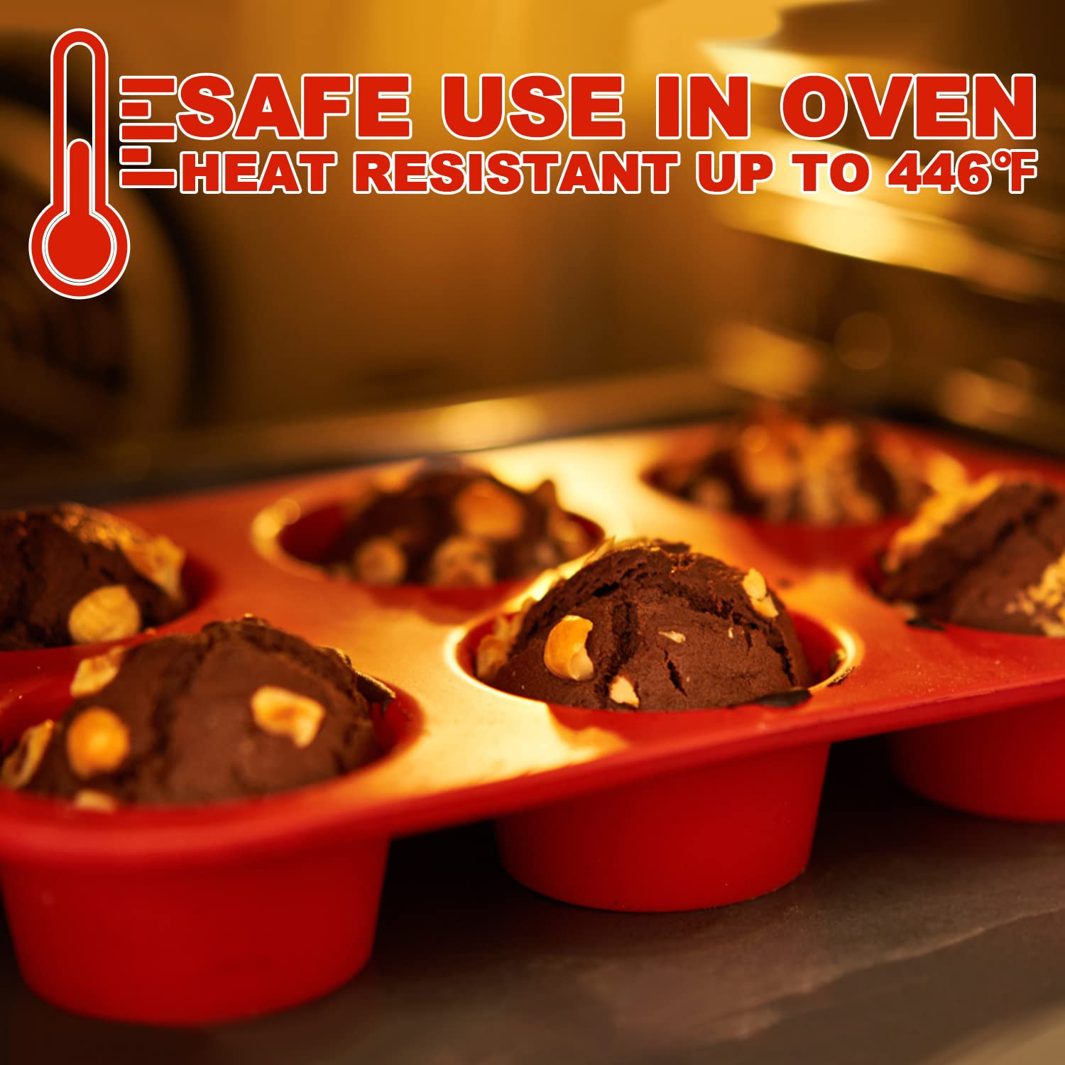 Rote Silikon-Muffinbackform mit Schokoladenmuffins, die im Ofen backen.
