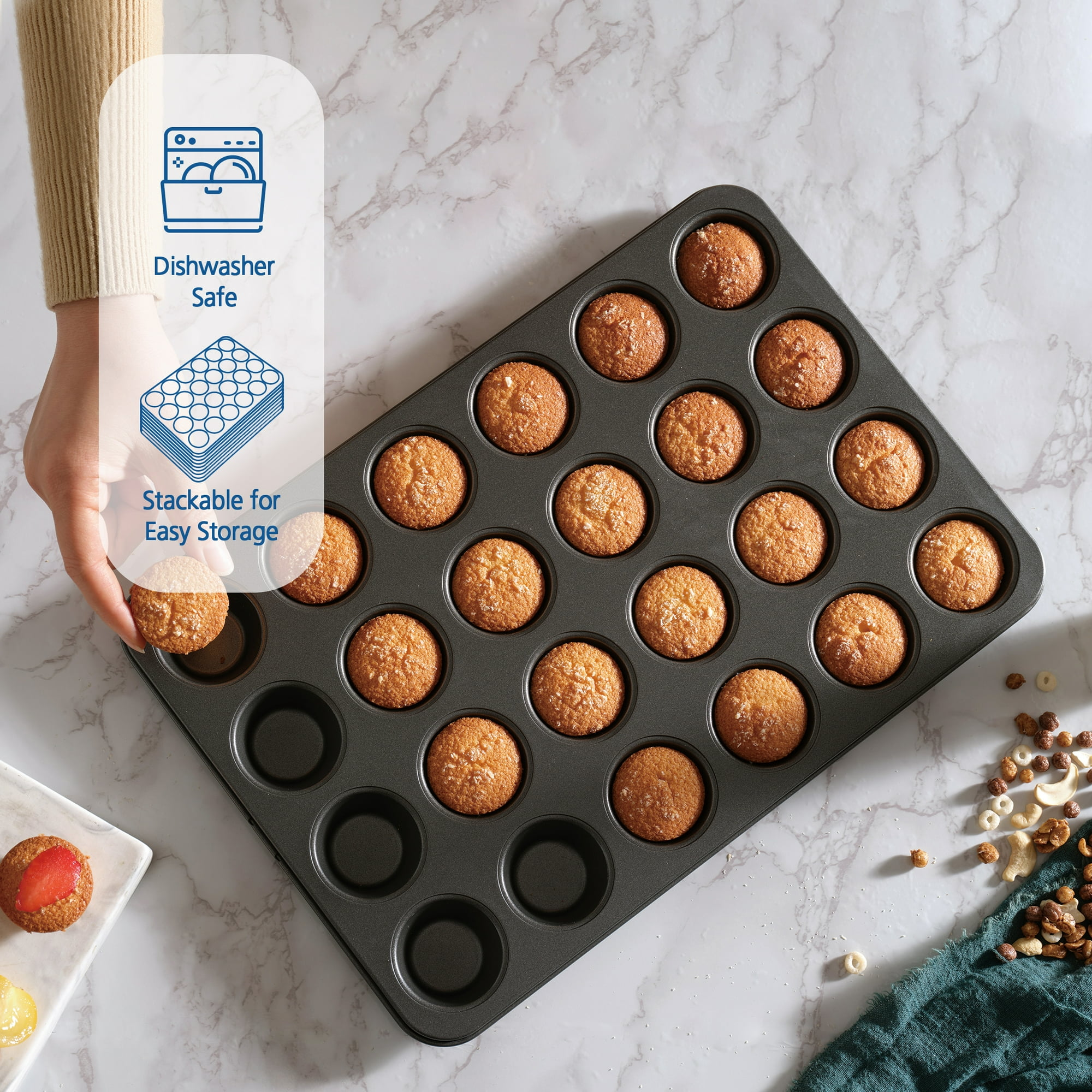 Eine Person nimmt einen kleinen Kuchen aus einer Backform mit 24 Mulden.