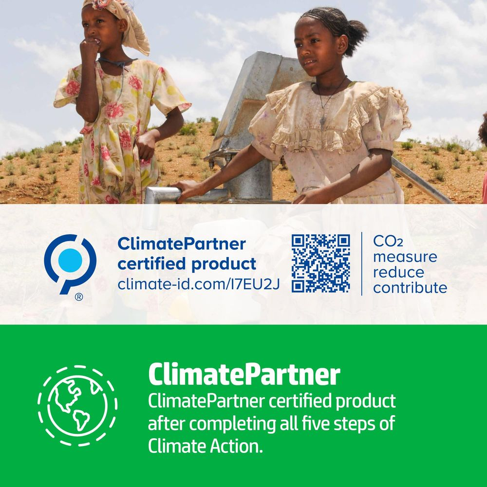 Zwei Mädchen bei einer Wasserpumpe im Freien, mit Logo und Text von ClimatePartner.