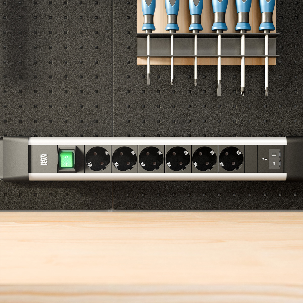 Steckdosenleiste mit Schalter, Steckdosen und USB-Anschlüssen über einer Holzoberfläche.