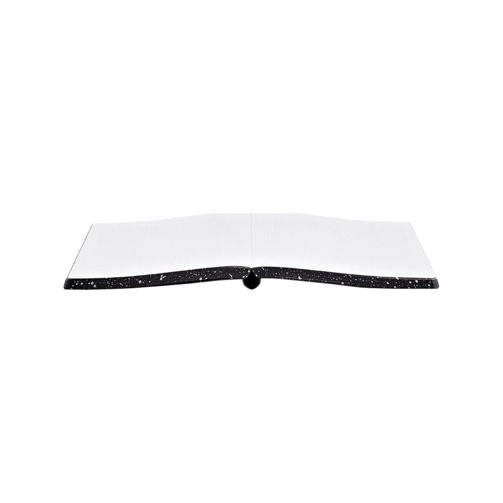 Un livre ouvert avec des pages blanches et une couverture noire tachetée.