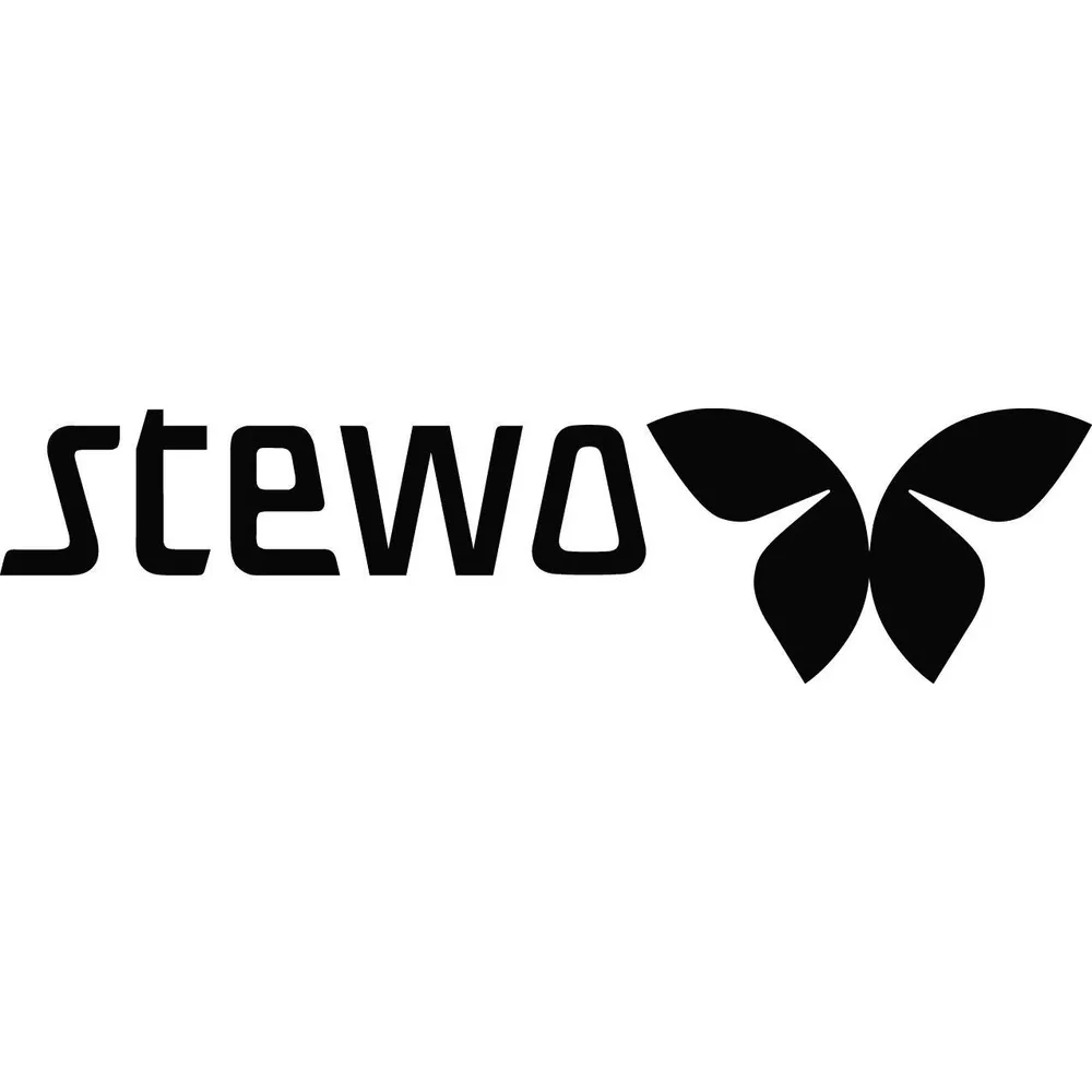 Schwarzer Text 'stewo' neben schwarzen Schmetterlingsflügeln auf weißem Grund.