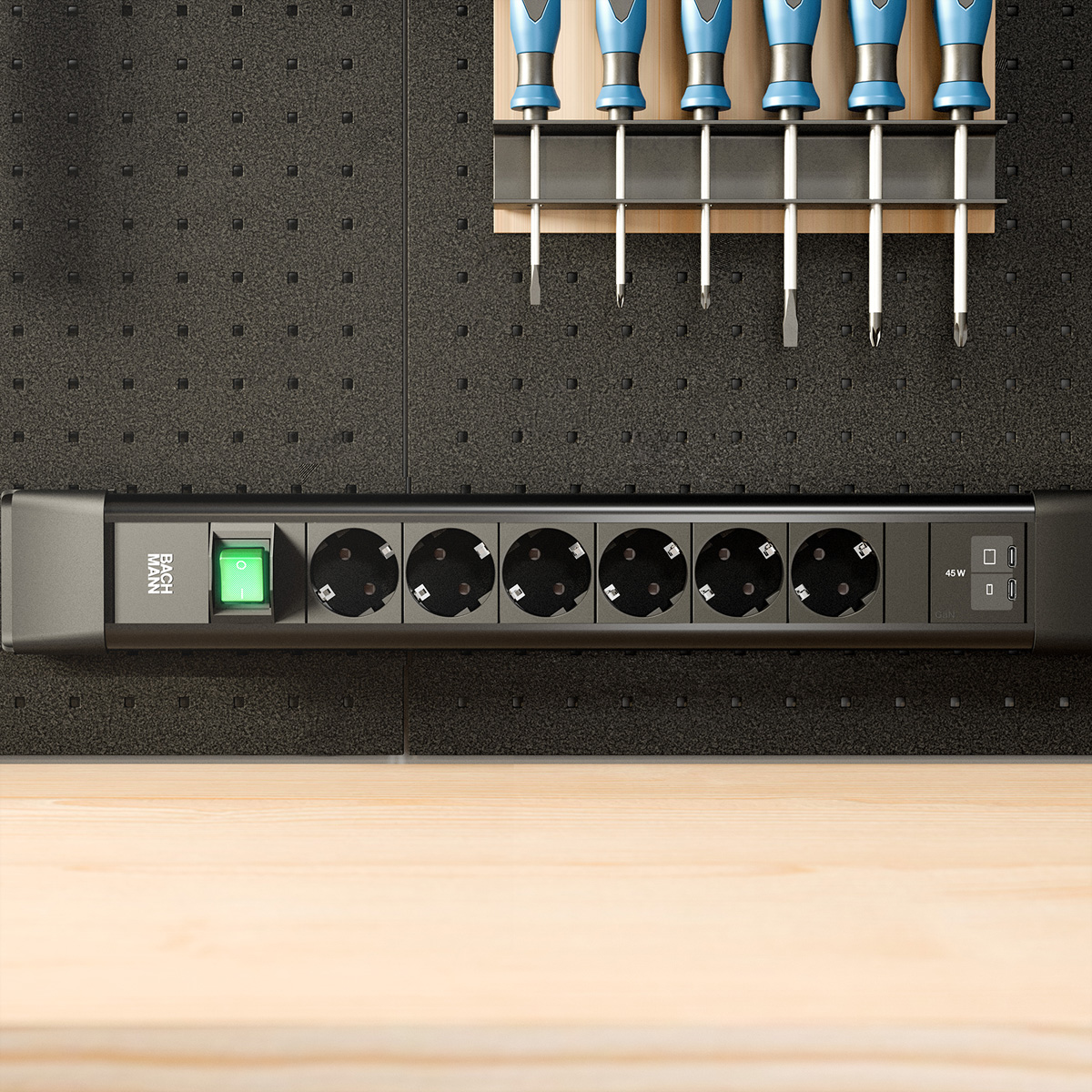 Schwarze Steckdosenleiste mit grünem Schalter, sechs Steckdosen und zwei USB-Anschlüssen.