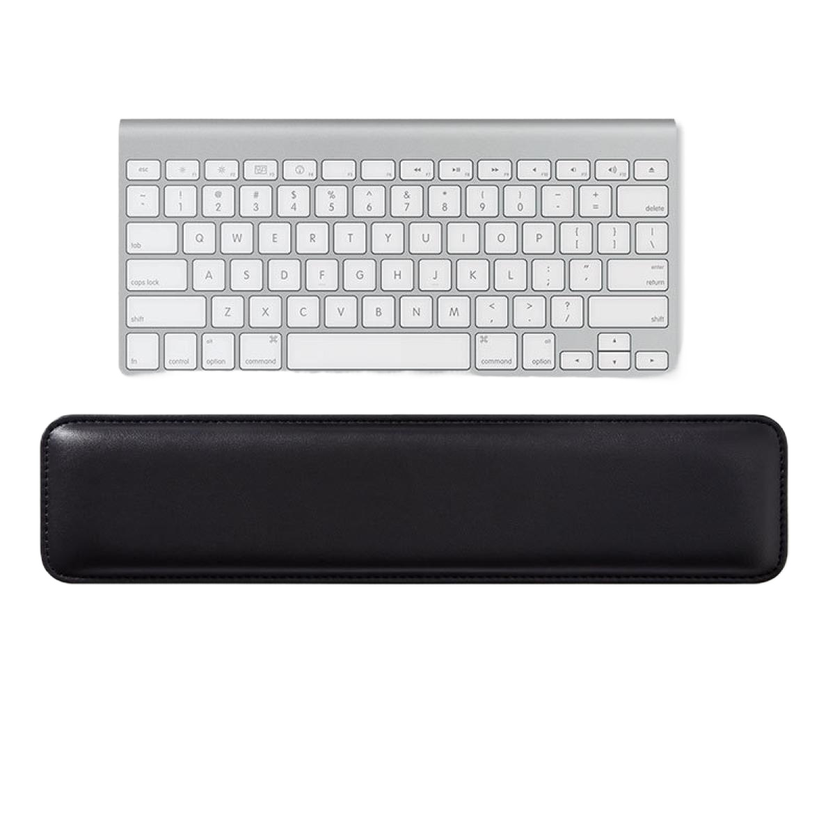 Silberne Tastatur und schwarze Handballenauflage auf weißem Grund.