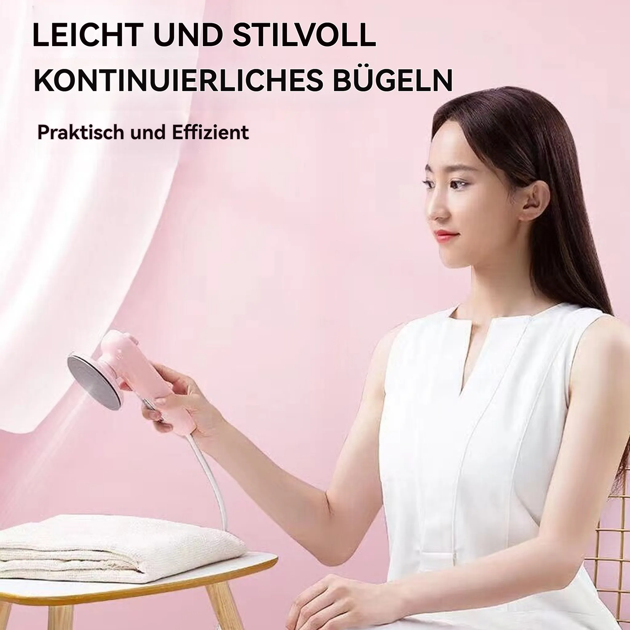 Eine Frau bügelt mit einem rosa Dampfglätter ein weißes Tuch auf einem Tisch.