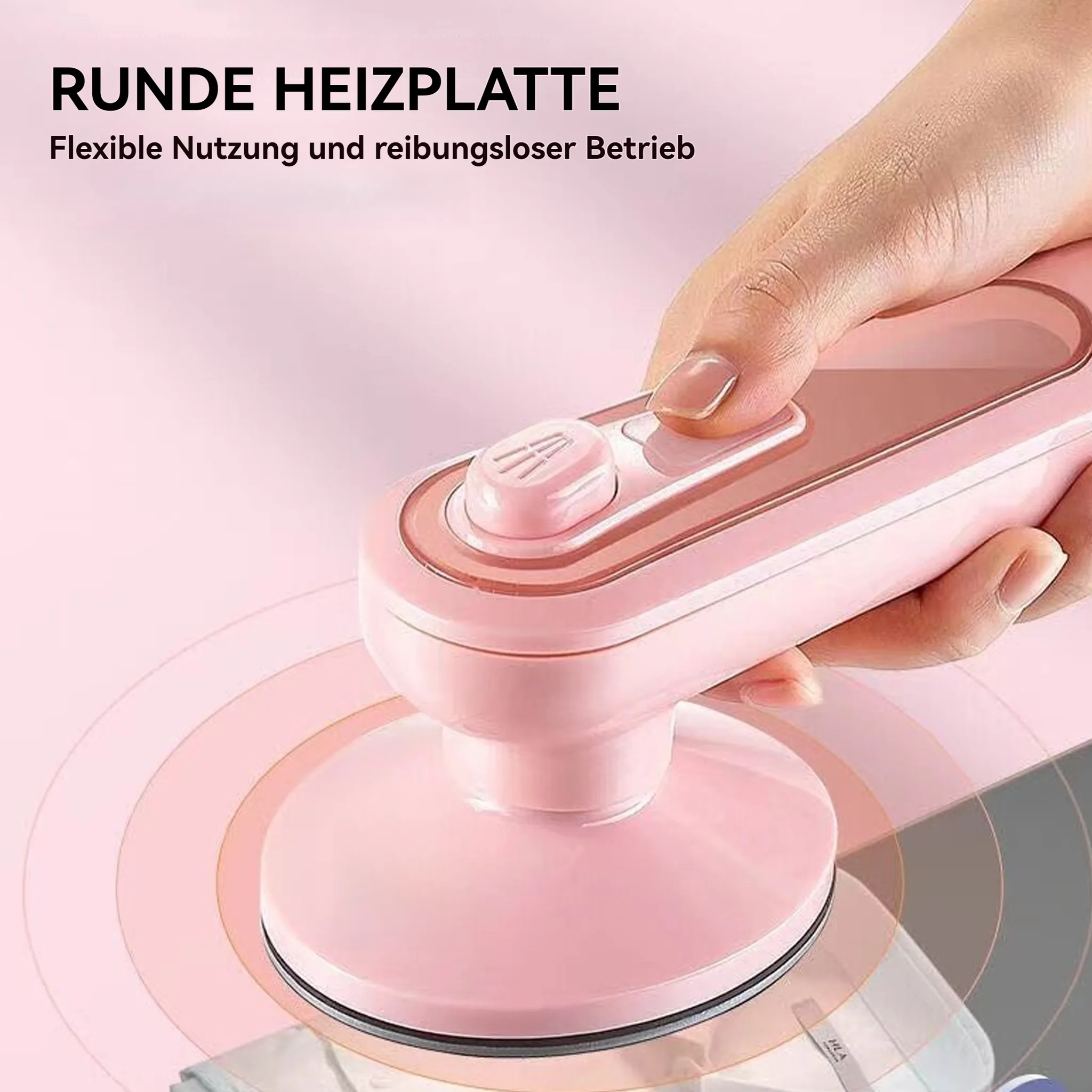 Eine Hand hält ein kleines rosa Bügeleisen über Stoff.