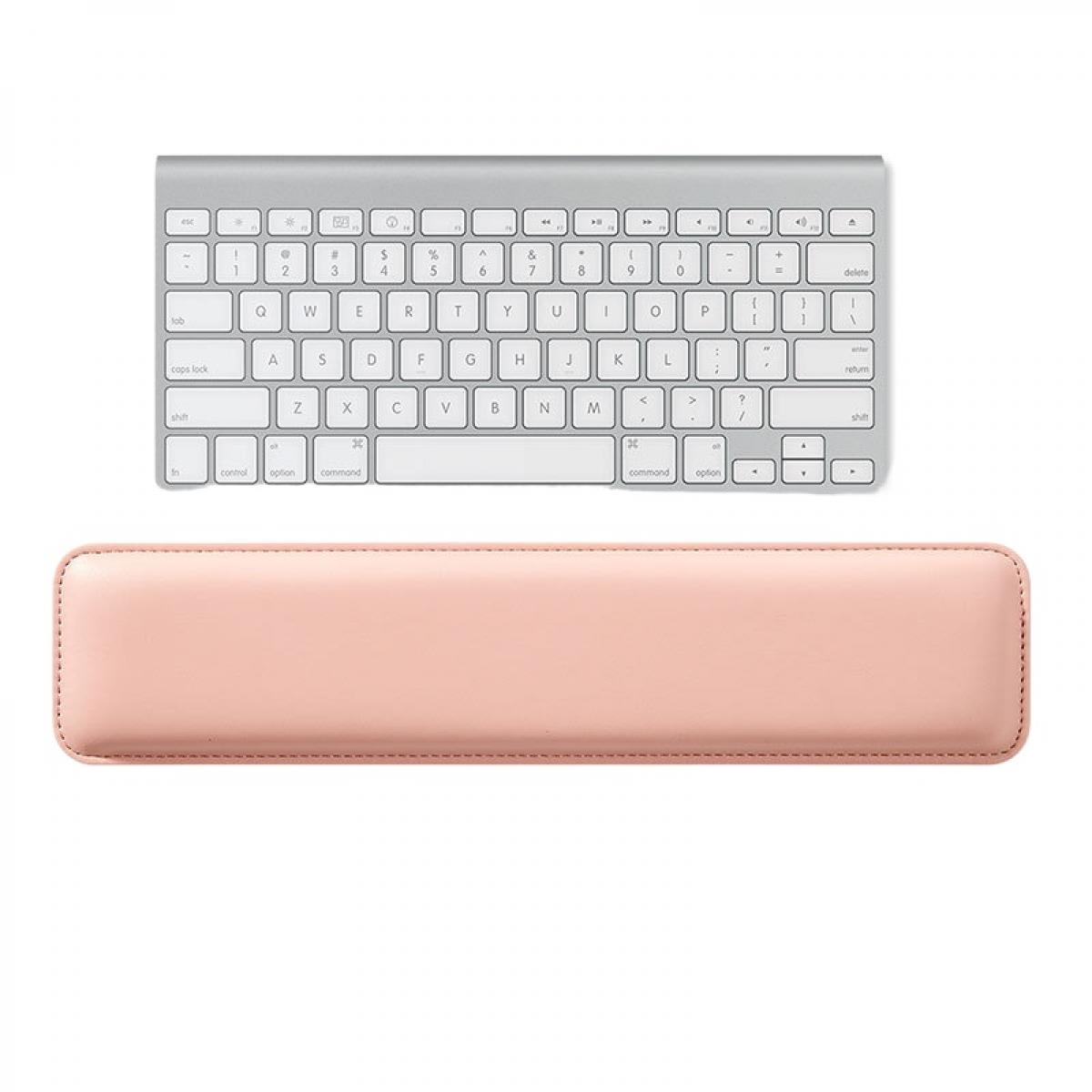 Silberne Apple-Tastatur und eine rosa Handballenauflage auf weißem Grund.