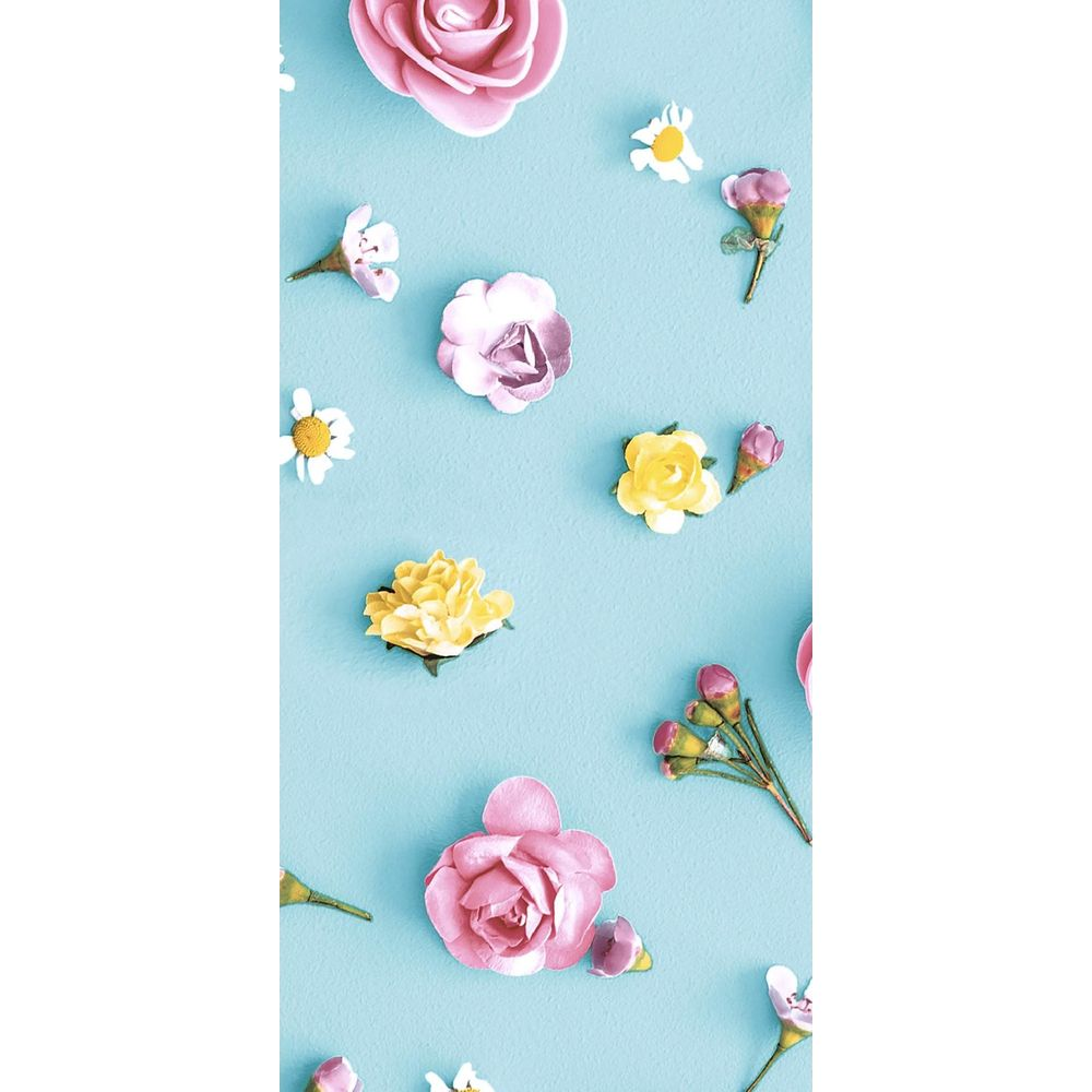 Viele bunte Papierblumen auf hellblauem Hintergrund.