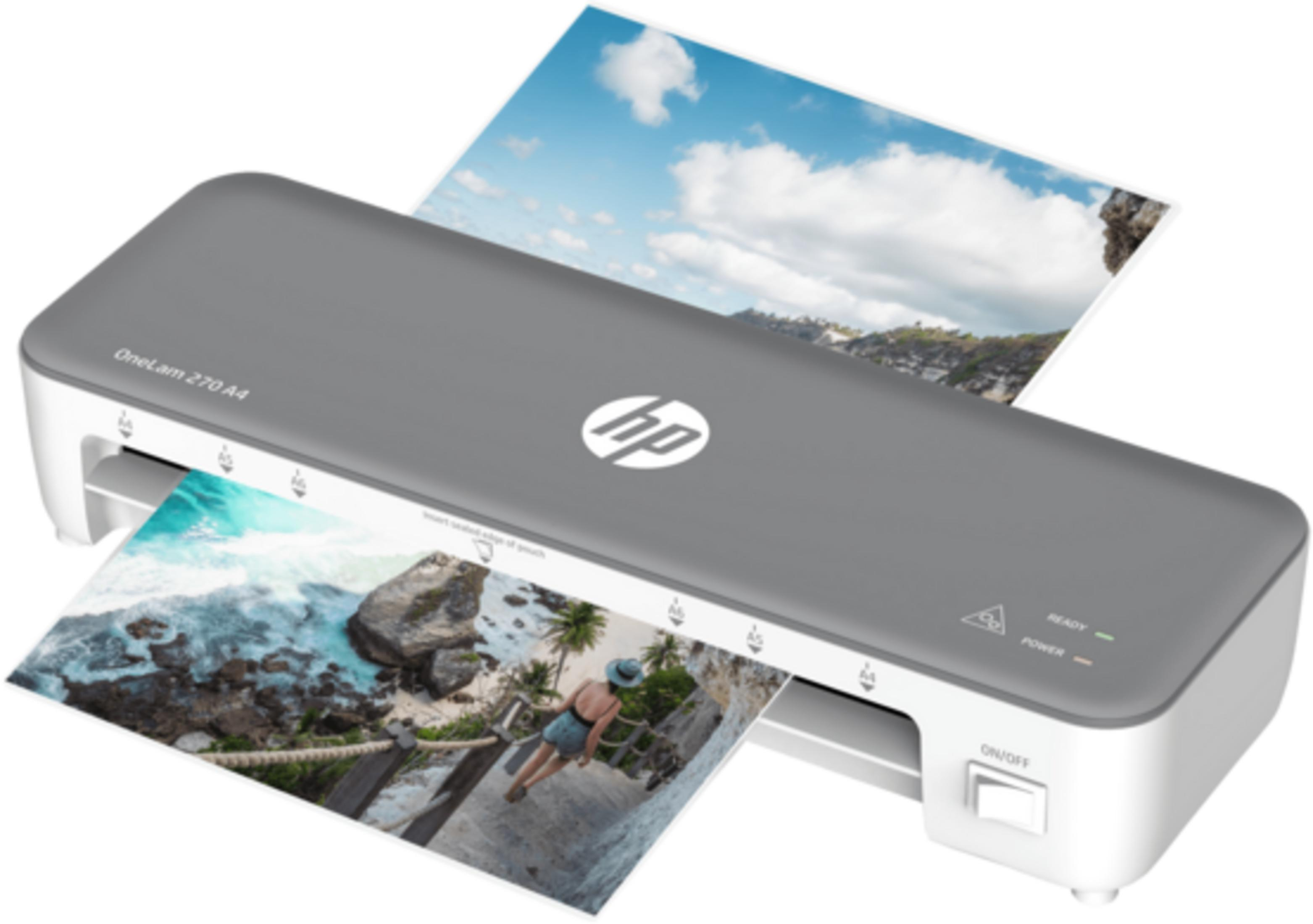 Ein grauer HP Laminator mit zwei bedruckten Papieren, die vorne und oben herausragen.