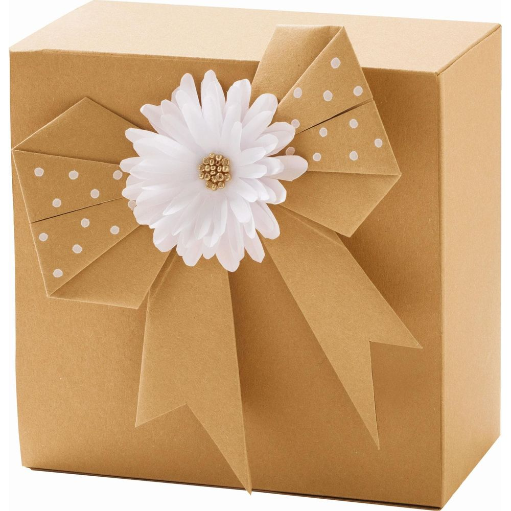Braune Geschenkbox mit weißer Blume und Schleife mit weißen Punkten.