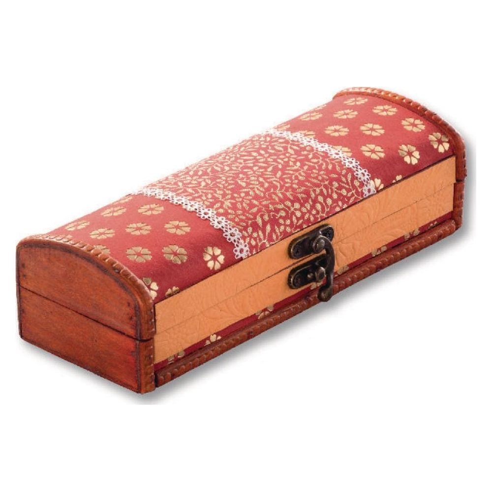 Eine hölzerne Schatulle mit rotem Stoff und goldenen Mustern.