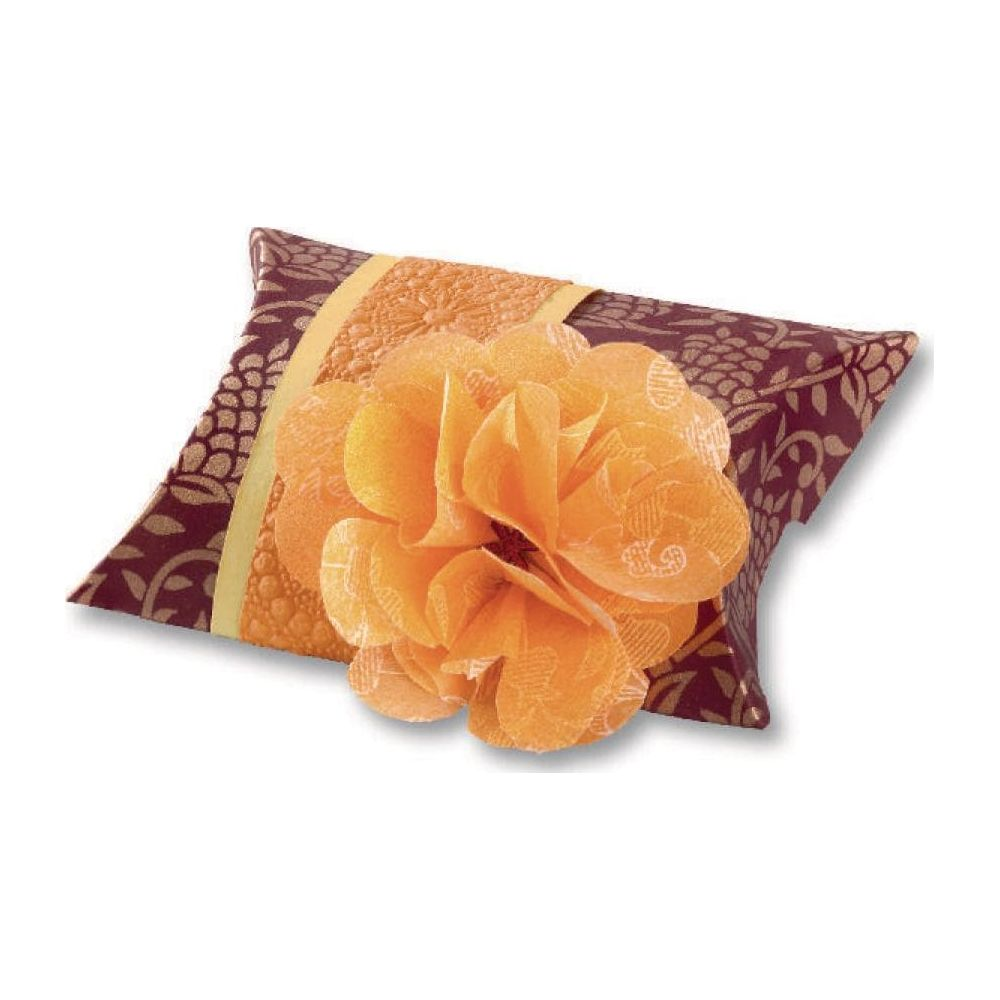 Ein pillowförmiges Geschenkpaket mit Blumenverzierung.