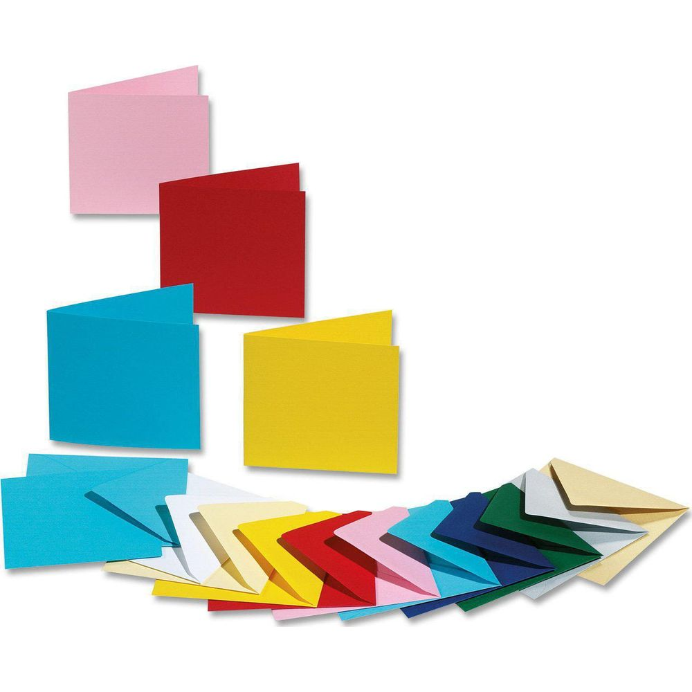 Una disposizione di buste e biglietti colorati e piegati.