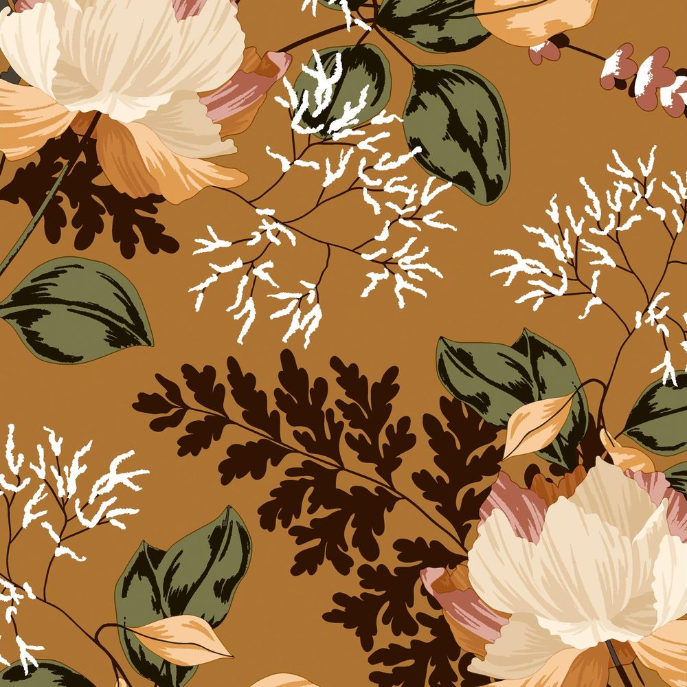 Ein Blumenmuster mit cremefarbenen Blüten, grünen und braunen Blättern auf ockerfarbenem Hintergrund.