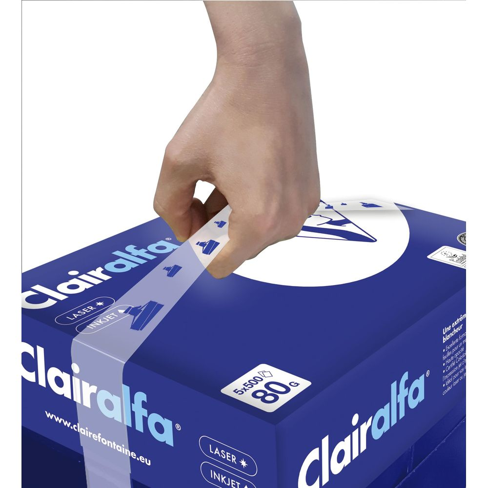Une main décolle du ruban adhésif d'une ramette de papier bleue.