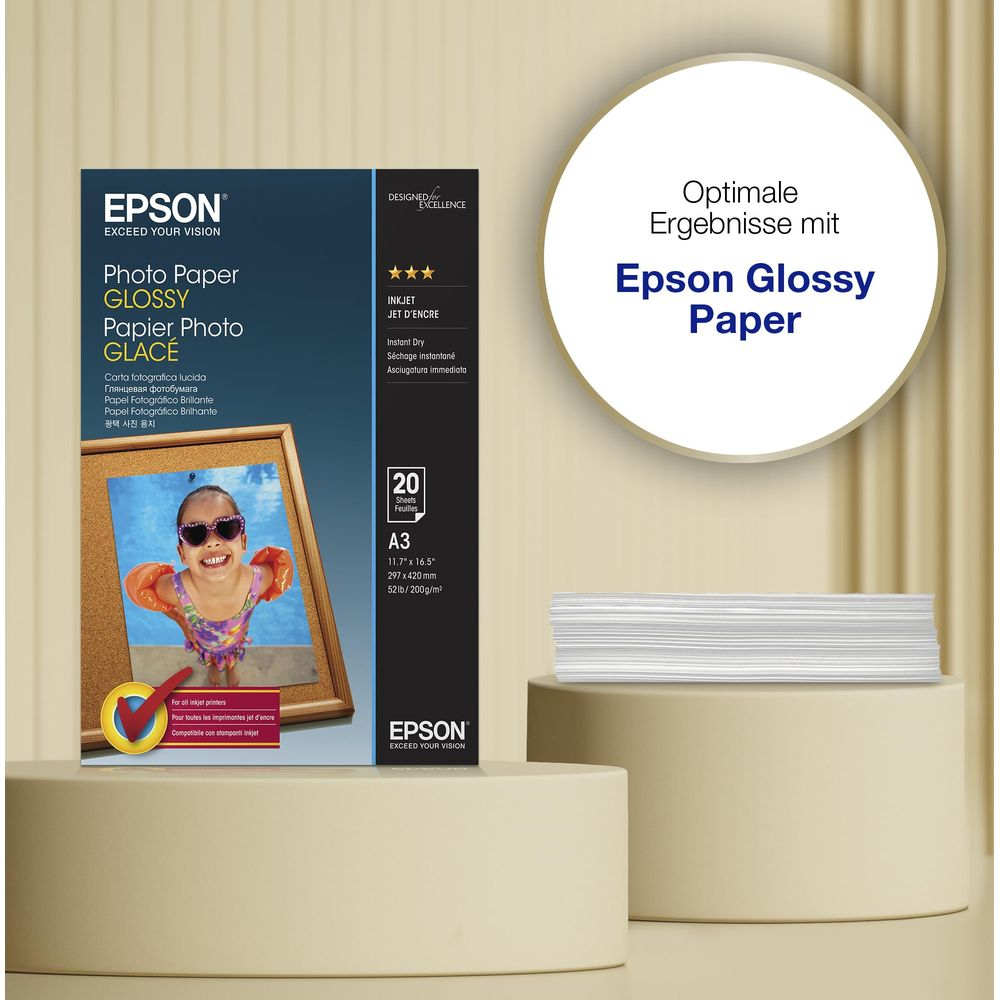 Epson Photo Paper Glossy A3 Packung mit 20 Blatt mit einem Bild eines lachenden Kindes.