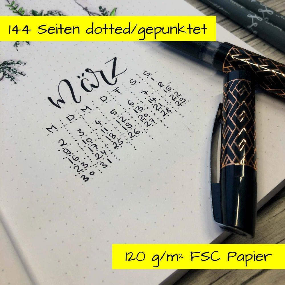 Ein Notizbuch mit einem März-Kalender, Stiften und Text über Seiten und Papier.