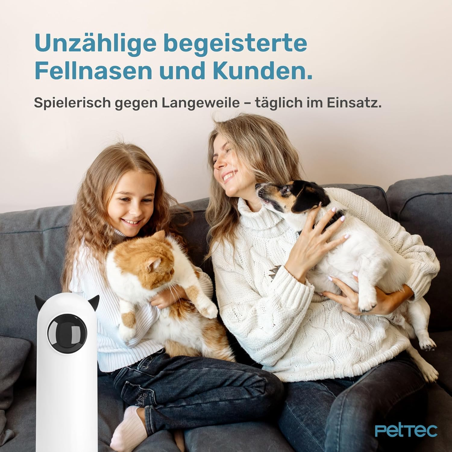 Ein Mädchen und eine Frau auf einer Couch mit Katze und Hund, neben weißem Haustierspielzeug.