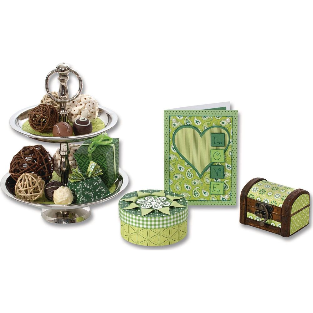 Eine Etagere mit Pralinen & Deko, einer Geschenkbox, einer Karte und einer Schatztruhe.
