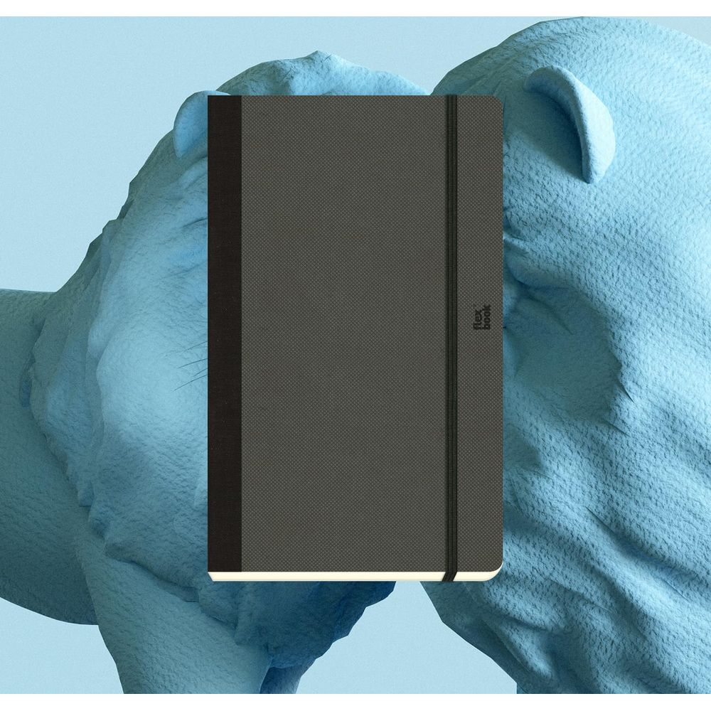 Un taccuino grigio con elastico su sfondo blu chiaro e scultoreo.