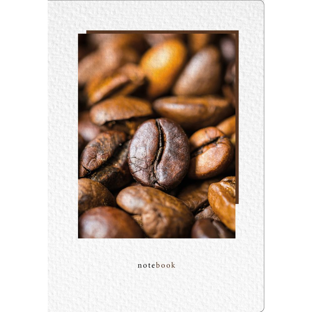 Nahaufnahme von gerösteten Kaffeebohnen, einige sind dunkelbraun und andere heller.