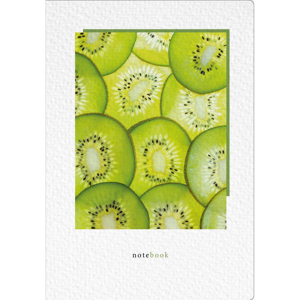 Schnittkiwi-Scheiben mit Kernen und grüner Schale auf hellem Hintergrund.