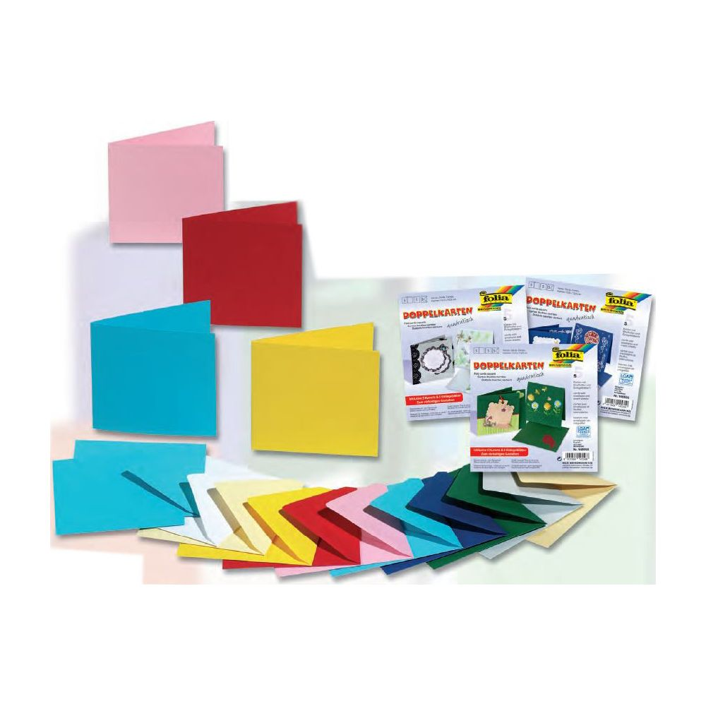 Biglietti e buste colorati di vari colori, impilati e sparsi.