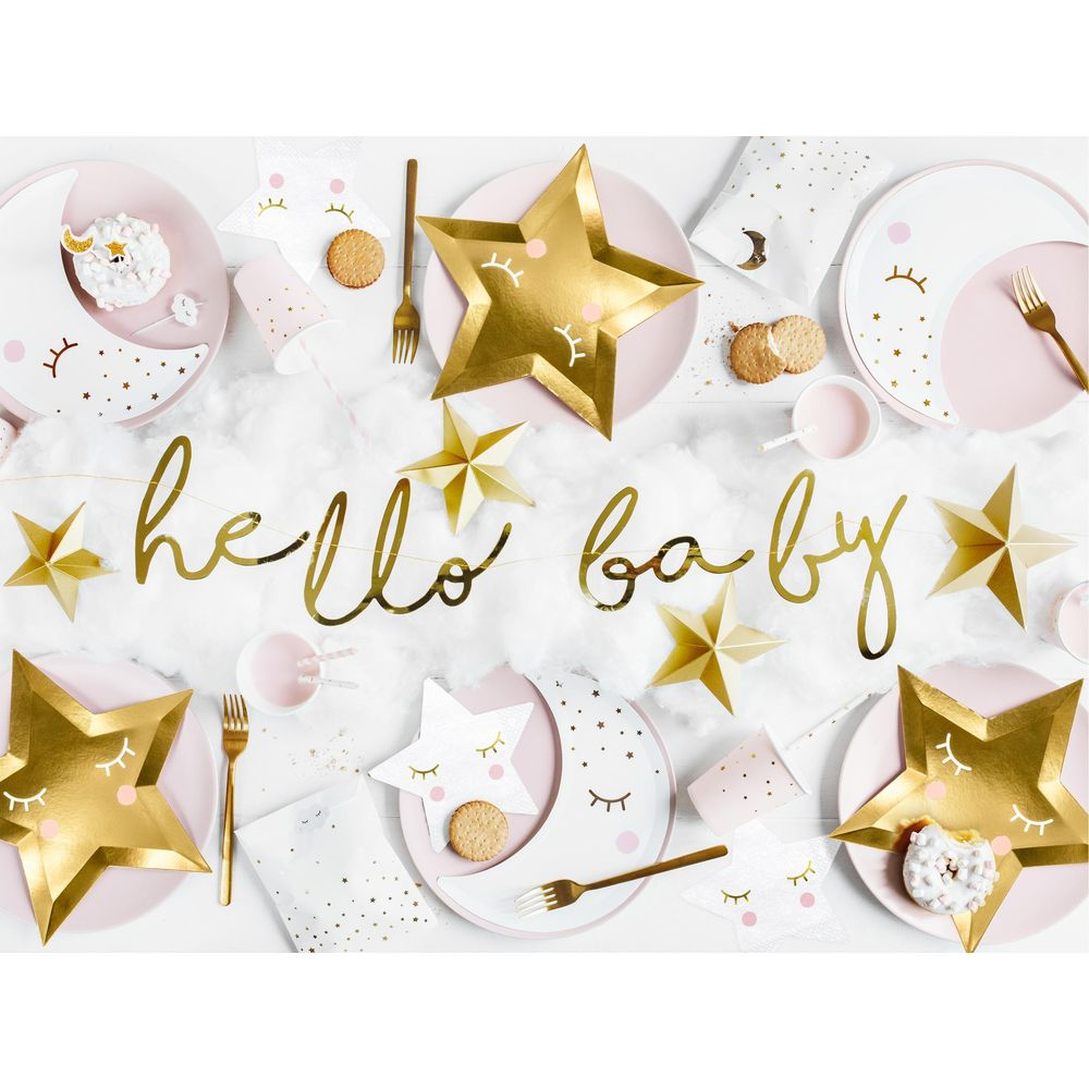 Goldene Stern- und Mondteller mit 'Hello Baby'-Girlande auf Wolken.