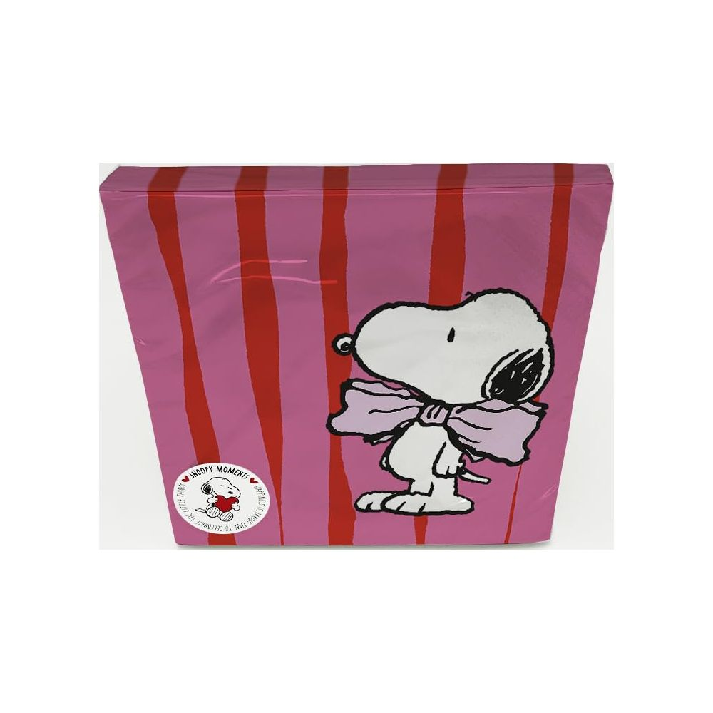 Personnage de Snoopy avec un nœud rose sur fond rayé rose et rouge.