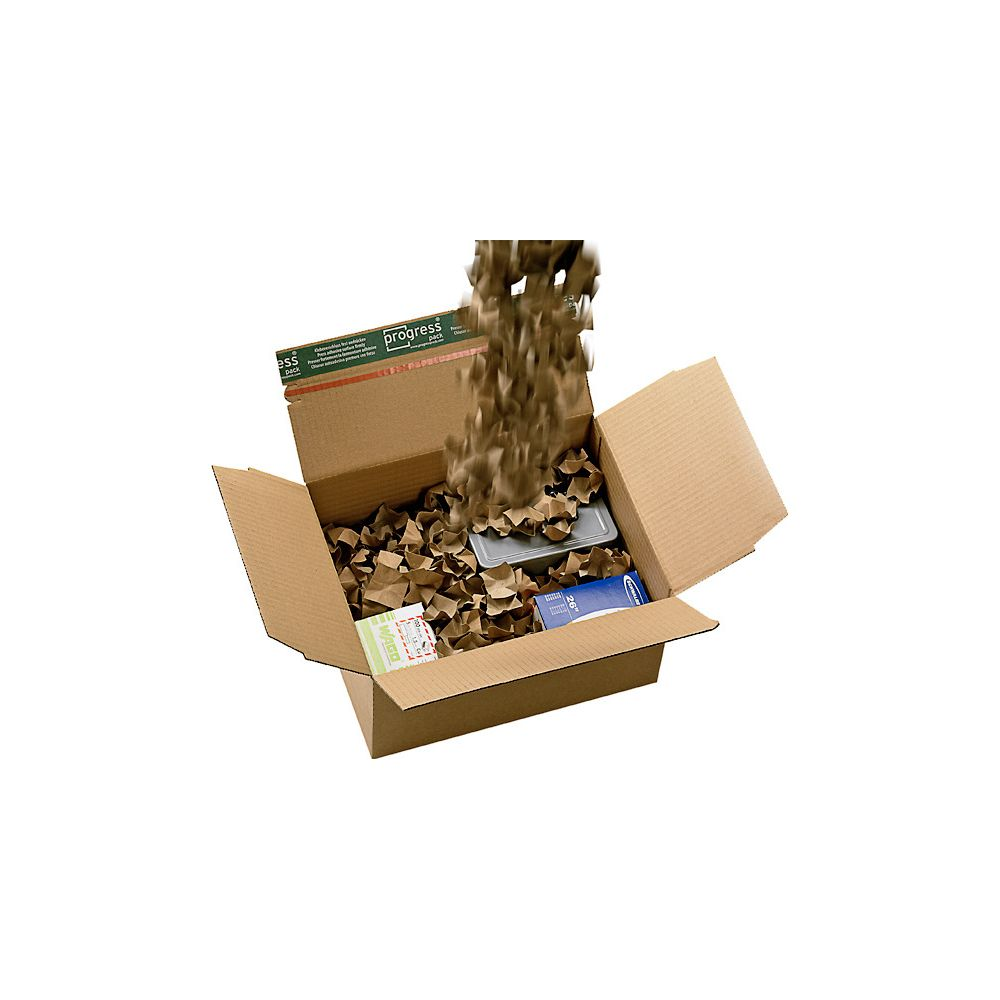 Braunes Verpackungsmaterial fällt in einen offenen Karton mit Gegenständen.