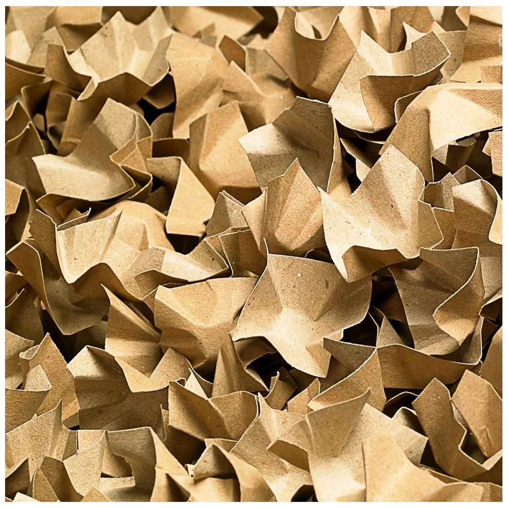 Eine Nahaufnahme von braunem, zerknittertem Packpapier mit vielen Falten und Winkeln.