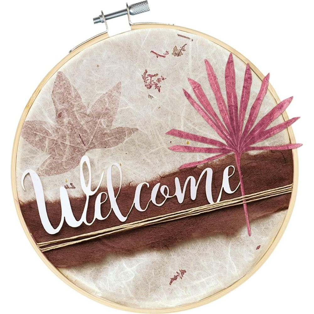 Ein Stickrahmen mit beige-braunem Stoff, auf dem "Welcome" steht.