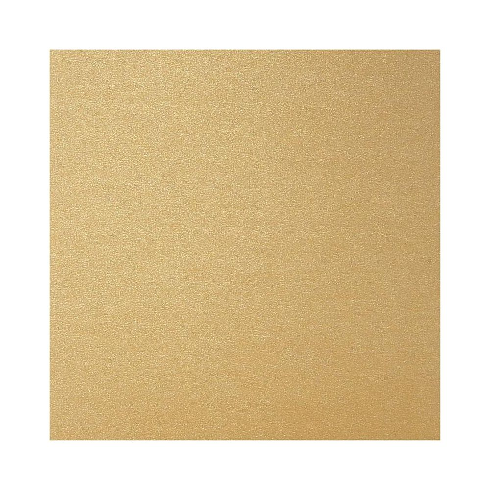 Eine goldene, körnige Oberfläche. Weißer Hintergrund.