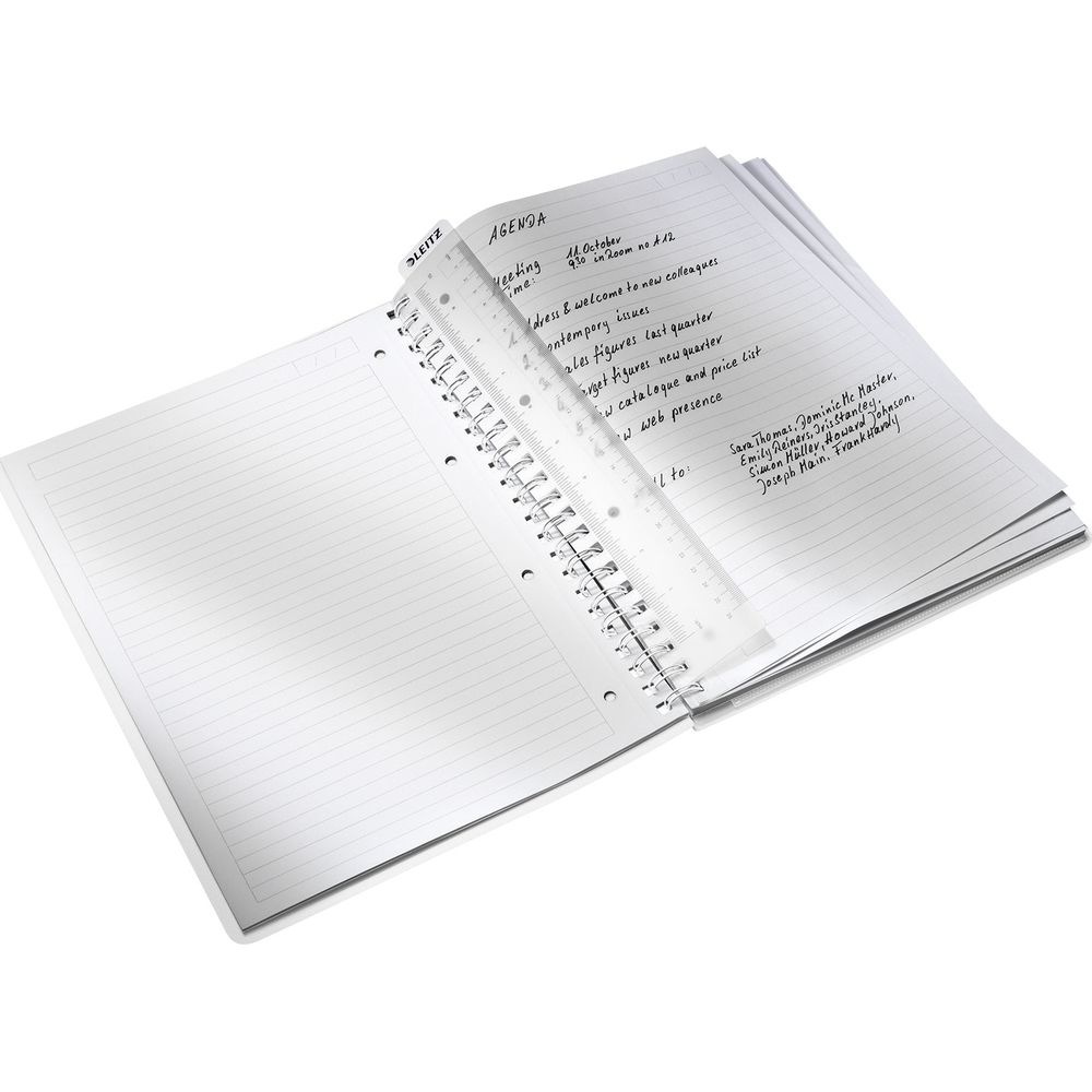 Ein offenes Notizbuch mit einer transparenten Linealauflage und einer Agenda-Liste.