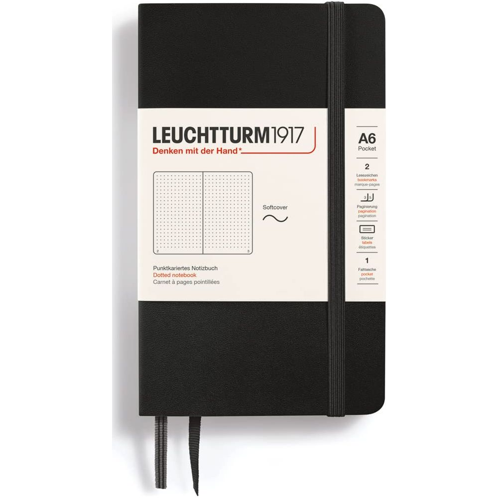 Ein schwarzes Leuchtturm1917 Notizbuch im A6 Pocket Format mit Gummiband.