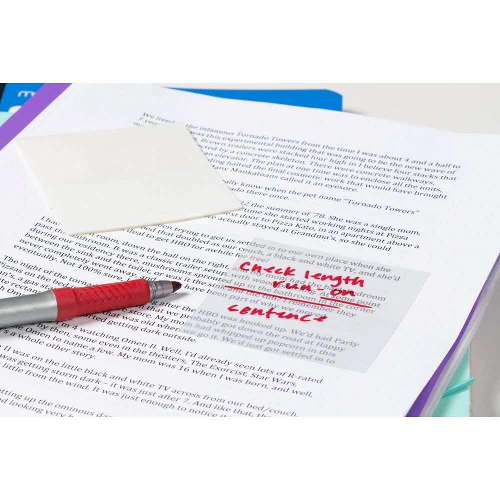 Ein roter Stift überlagert einen Text mit handschriftlichen Notizen und Markierungen.
