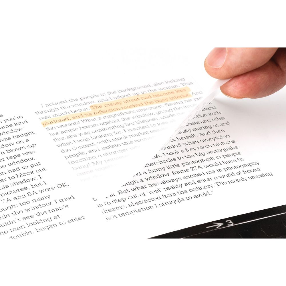 Eine Hand zieht einen transparenten Streifen von Text auf einer Seite ab. Einige Texte sind hervorgehoben.