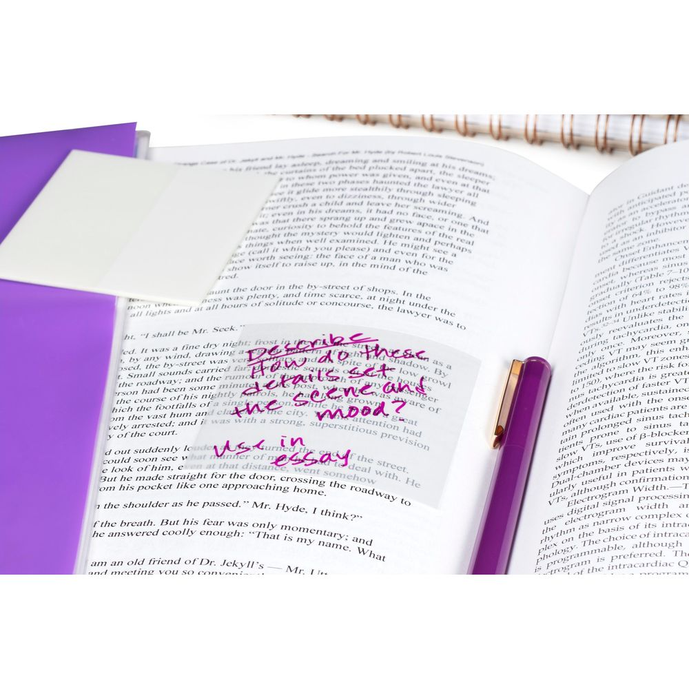 Ein Buch mit markierten Stellen und einem Stift liegen auf einem Tisch.