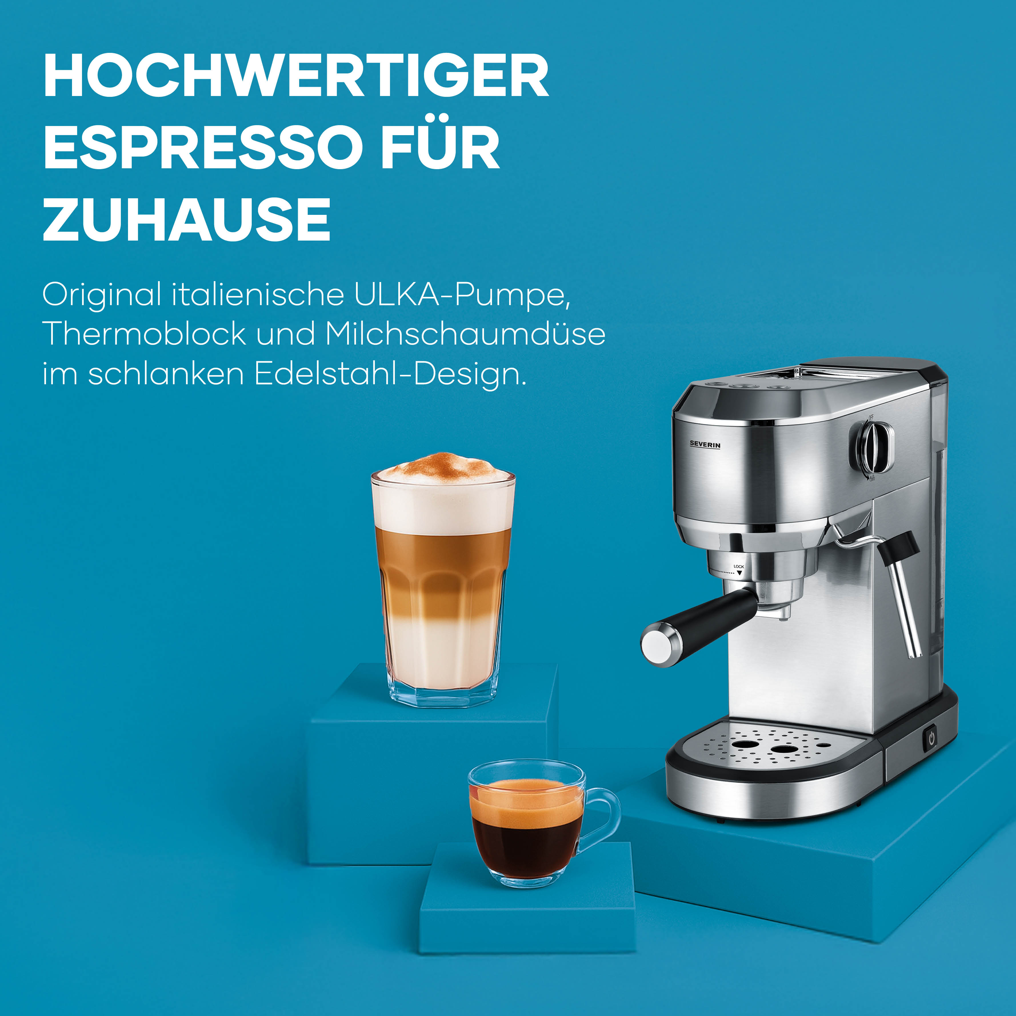 Zilveren espressomachine met twee koffiedrankjes op blauwe sokkels.