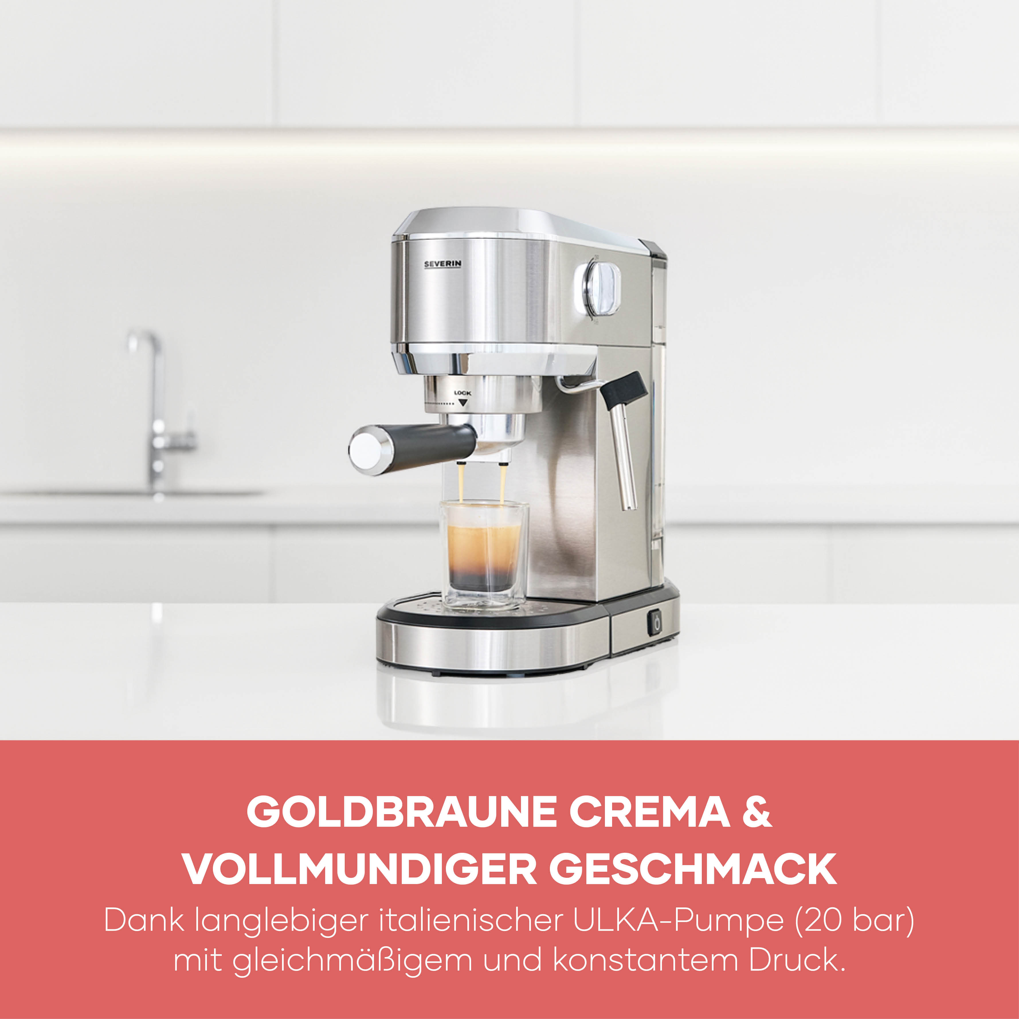 Zilveren espressomachine zet koffie in een glas. Tekst: Goudbruine crema & volle smaak.
