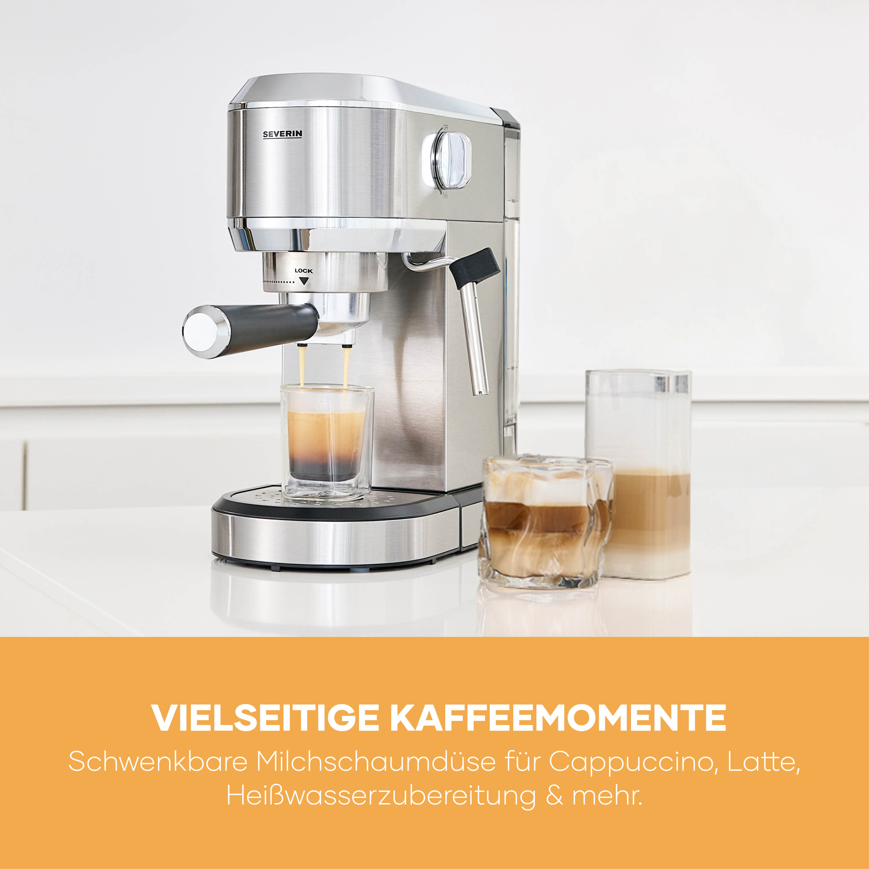 Zilveren koffiezetapparaat dat koffie zet in een glas, met twee koffiedrankjes.