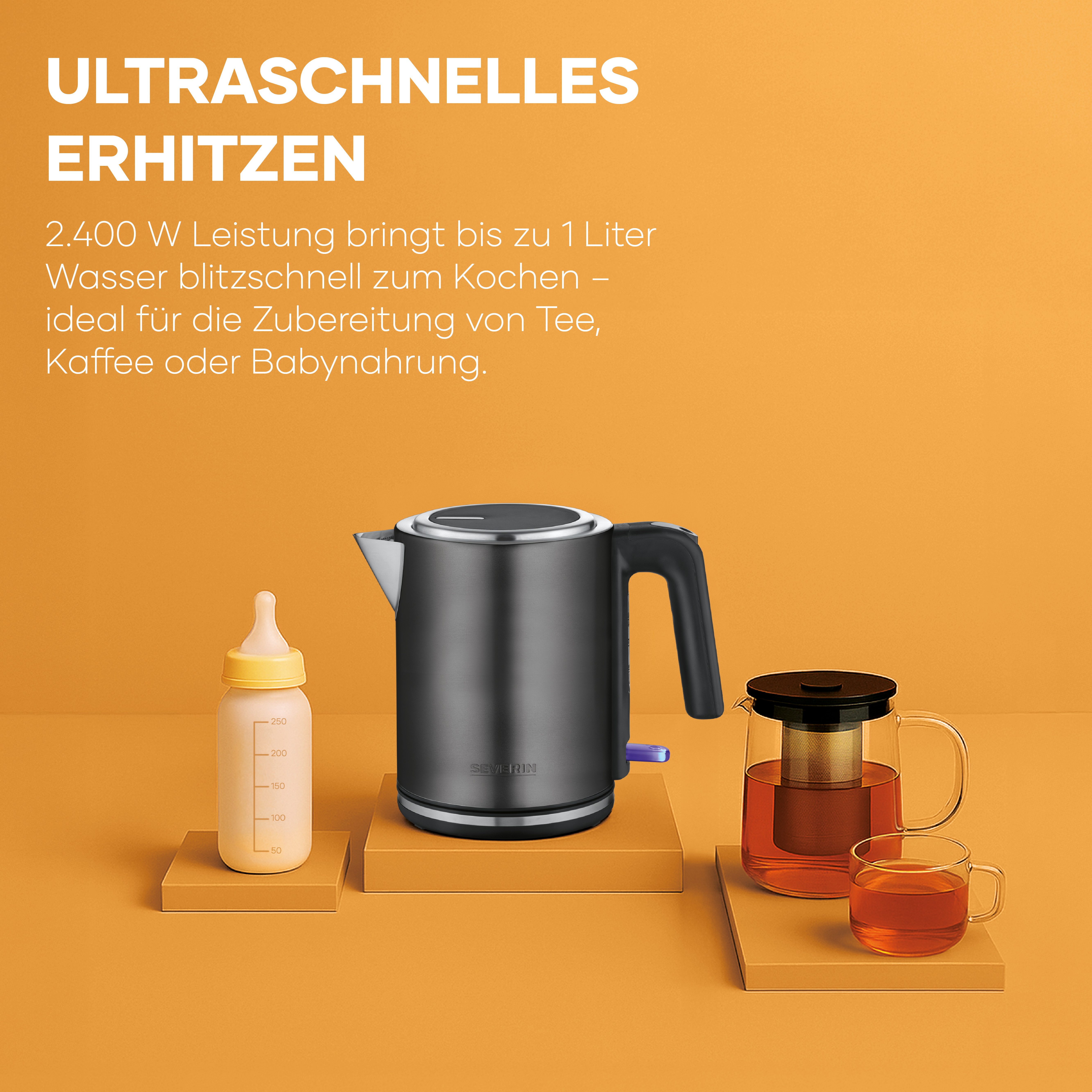 Ein Wasserkocher, eine Teekanne und eine Babyflasche auf orangefarbenem Grund.