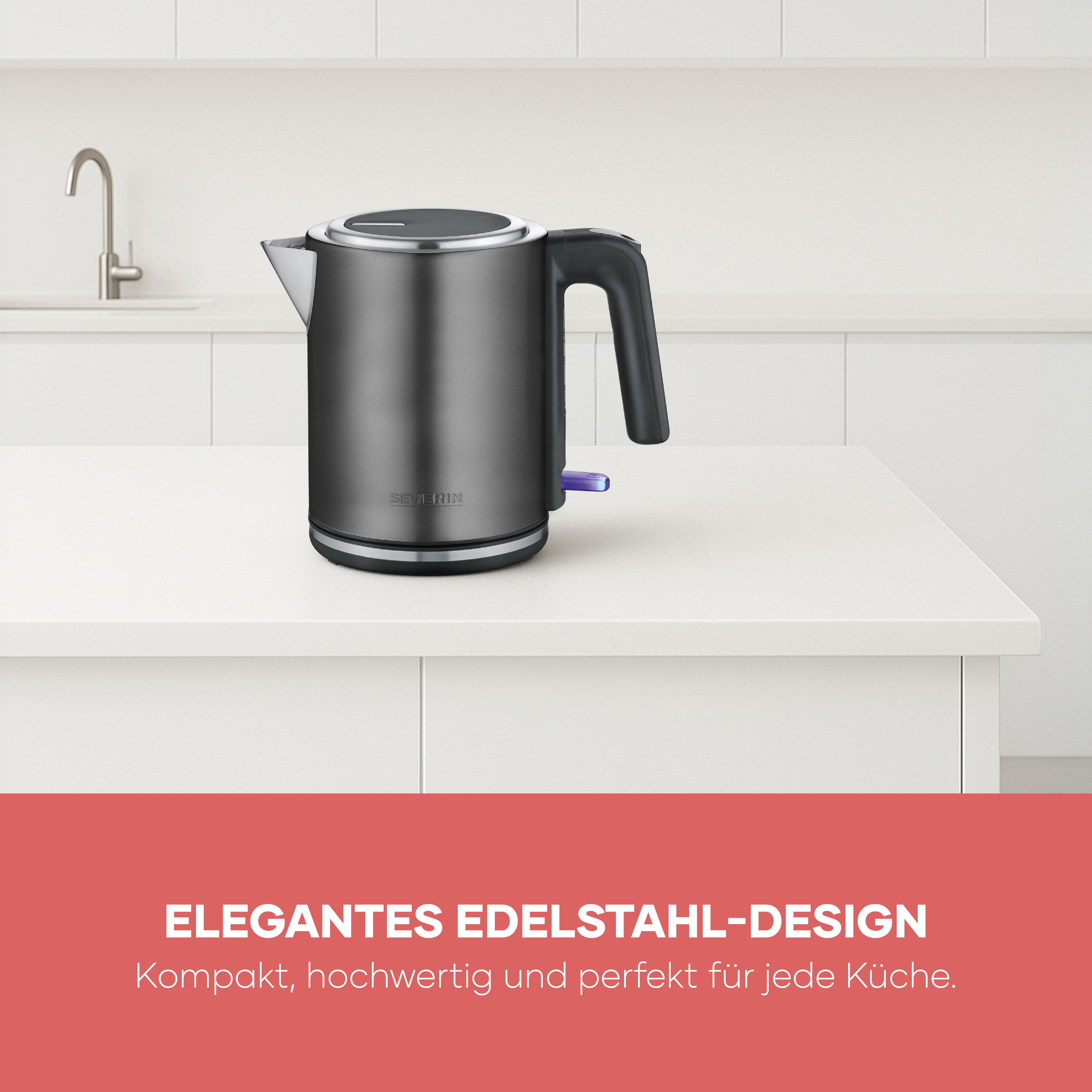 Edelstahl Wasserkocher mit schwarzem Griff auf einer Arbeitsplatte.