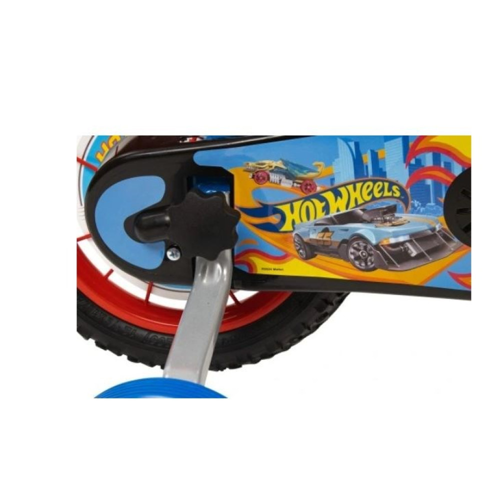 Zbliżenie osłony łańcucha roweru z grafiką samochodzików Hot Wheels.