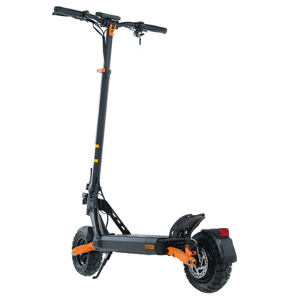 Un patinete eléctrico negro con detalles naranjas sobre fondo blanco.