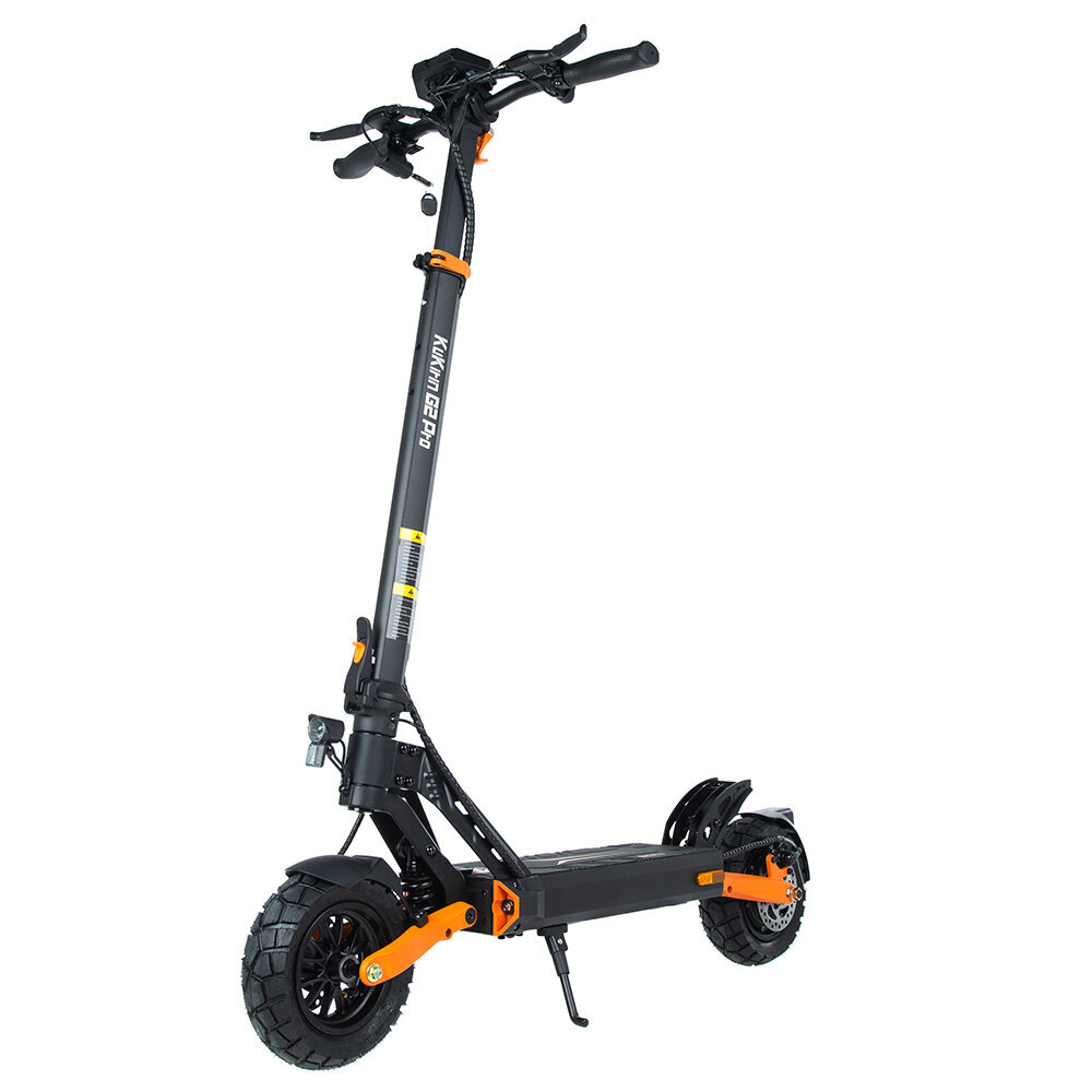 Un patinete eléctrico negro con detalles naranjas sobre fondo blanco.